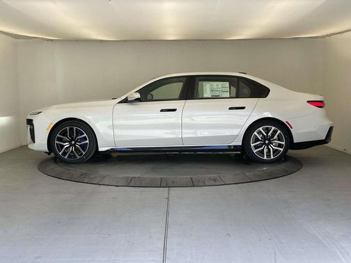 Mineral White Metallic 2026 BMW i7 xDrive60