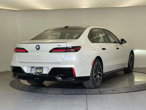 Mineral White Metallic 2026 BMW i7 xDrive60