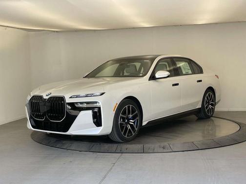 Mineral White Metallic 2026 BMW i7 xDrive60