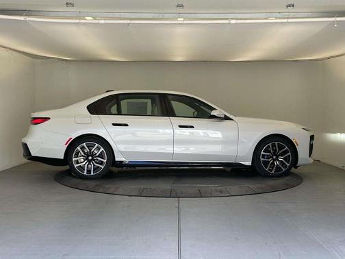 Mineral White Metallic 2026 BMW i7 xDrive60