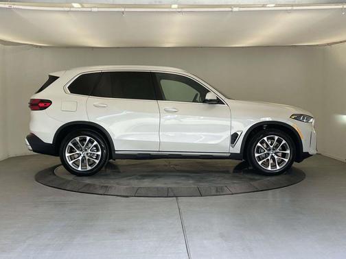 Mineral White Metallic 2026 BMW X5 xDrive40i