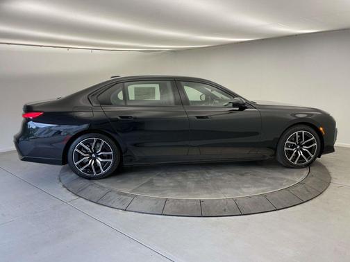 Black Sapphire Metallic 2026 BMW i7 xDrive60