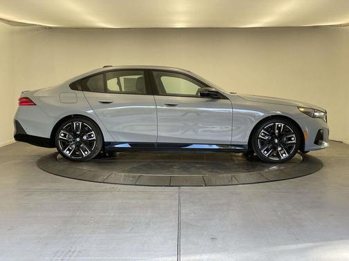 2025 BMW i5 M60