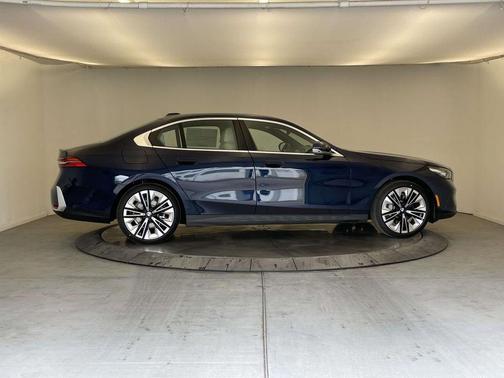 Tanzanite Blue II Metallic 2026 BMW 530 xDrive