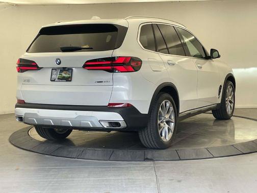 Mineral White Metallic 2026 BMW X5 xDrive40i