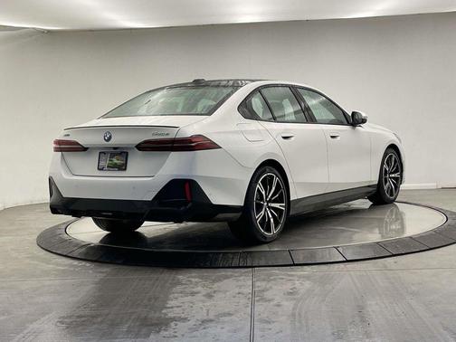 Mineral White Metallic 2026 BMW 550e xDrive