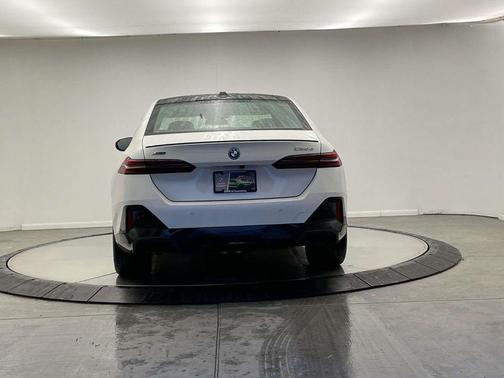 Mineral White Metallic 2026 BMW 550e xDrive
