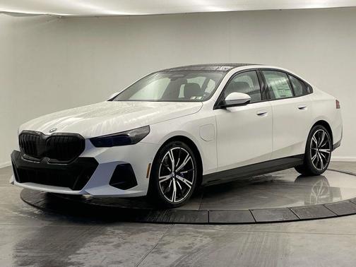Mineral White Metallic 2026 BMW 550e xDrive