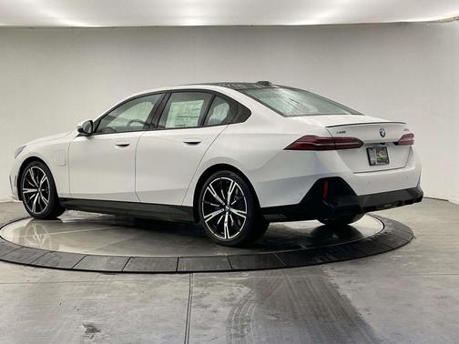 Mineral White Metallic 2026 BMW 550e xDrive