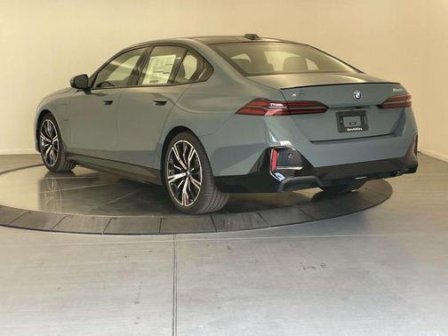 Cape York Green Metallic 2026 BMW 550e xDrive
