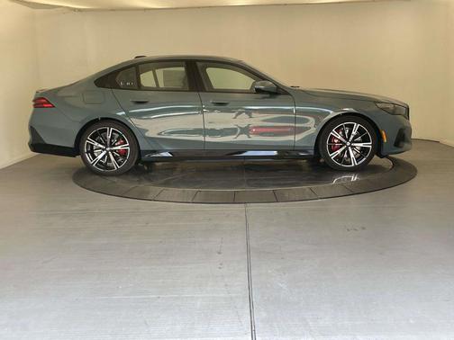 Cape York Green Metallic 2026 BMW 550e xDrive