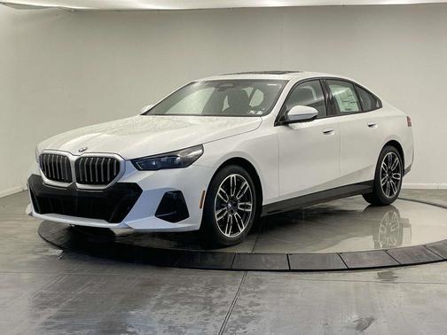 Mineral White Metallic 2026 BMW 530 xDrive