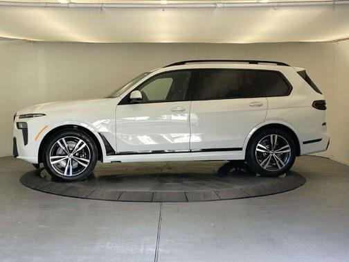 Alpine White 2027 BMW X7 xDrive40i