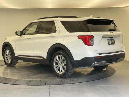 Star White Metallic Tri-Coat 2023 Ford Explorer XLT