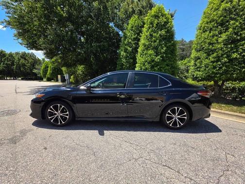 Midnight Black Metallic 2019 Toyota Camry SE