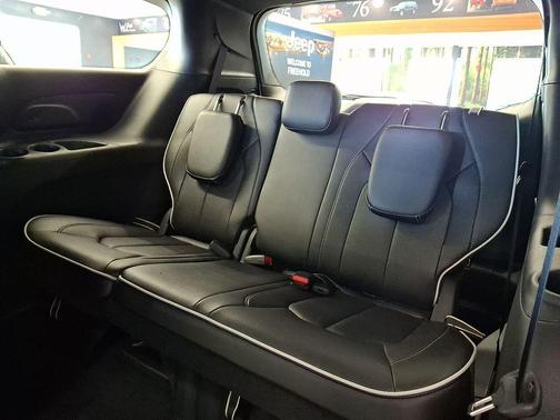 Bright White Clearcoat 2027 Chrysler Pacifica Limited