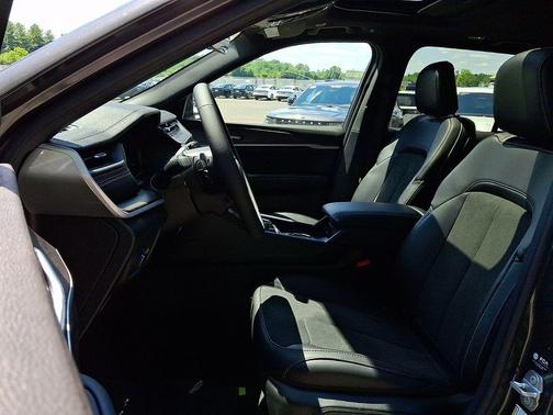 Baltic Gray Metallic Clearcoat 2026 Jeep Grand Cherokee Altitude