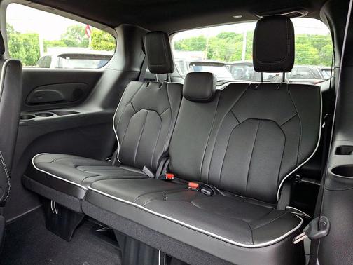 Diamond Black Crystal Pearlcoat 2027 Chrysler Pacifica Limited