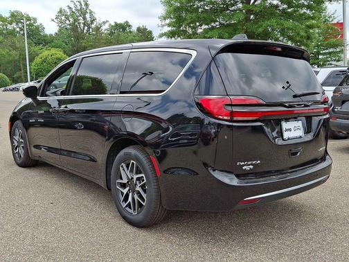 Diamond Black Crystal Pearlcoat 2027 Chrysler Pacifica Limited