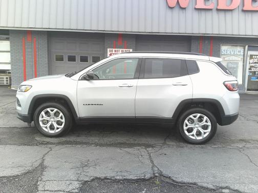 Silver Zynith Metallic Clearcoat 2024 Jeep Compass Latitude