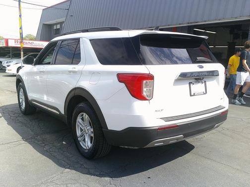 Oxford White 2021 Ford Explorer XLT