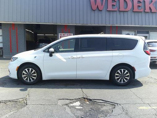 2023 Chrysler Pacifica Hybrid Touring L