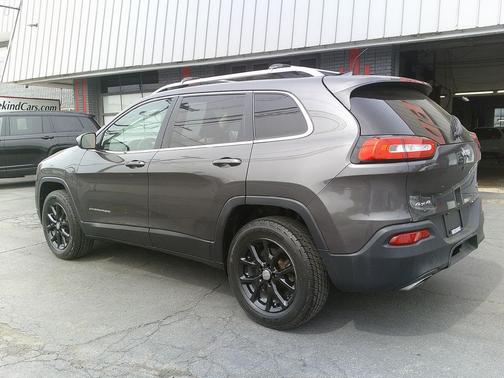 Granite Crystal Metallic Clearcoat 2017 Jeep Cherokee Latitude