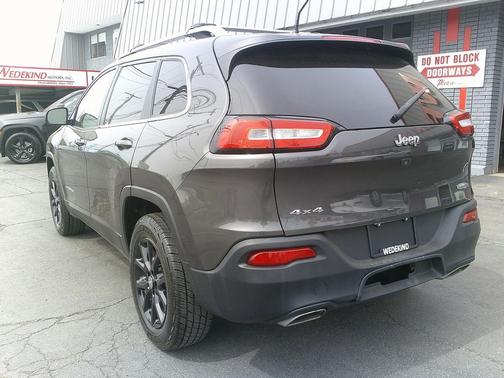 Granite Crystal Metallic Clearcoat 2017 Jeep Cherokee Latitude