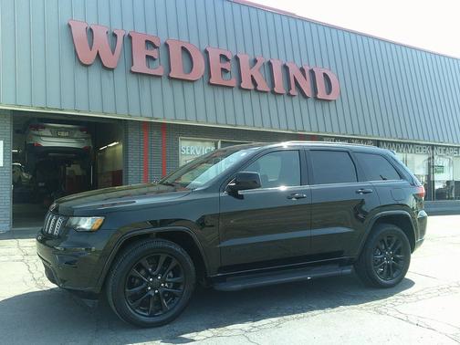 Diamond Black Crystal Pearlcoat 2018 Jeep Grand Cherokee Laredo E