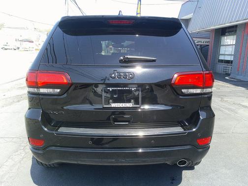 Diamond Black Crystal Pearlcoat 2018 Jeep Grand Cherokee Laredo E