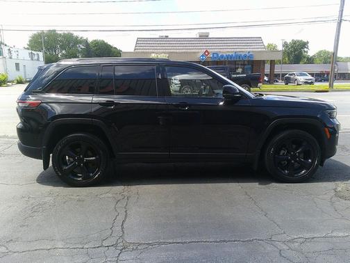 Diamond Black Crystal Pearlcoat 2023 Jeep Grand Cherokee Altitude