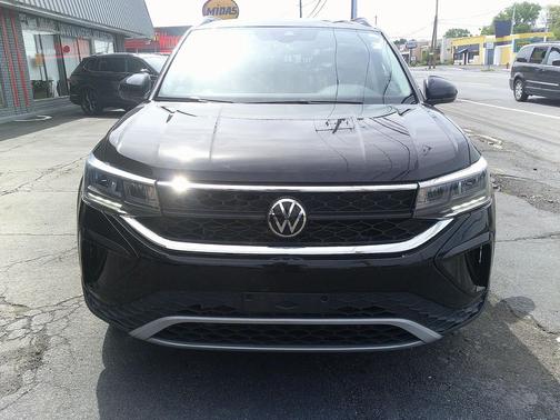 Deep Black Pearl 2022 Volkswagen Taos 1.5T SE