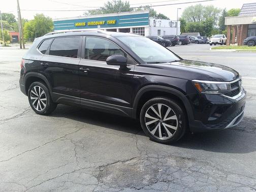 Deep Black Pearl 2022 Volkswagen Taos 1.5T SE