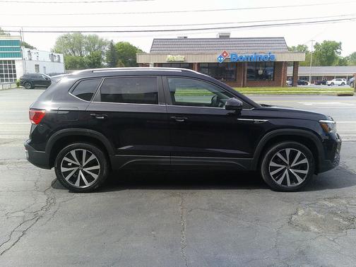 Deep Black Pearl 2022 Volkswagen Taos 1.5T SE