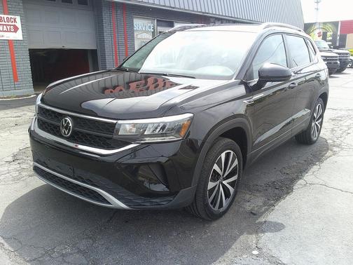 Deep Black Pearl 2022 Volkswagen Taos 1.5T SE