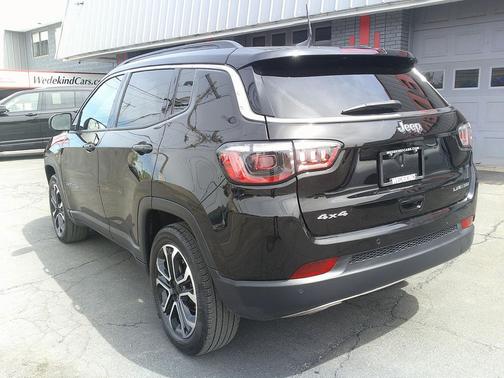 Diamond Black Crystal Pearlcoat 2023 Jeep Compass Limited
