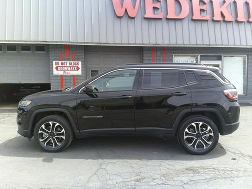 Diamond Black Crystal Pearlcoat 2023 Jeep Compass Limited