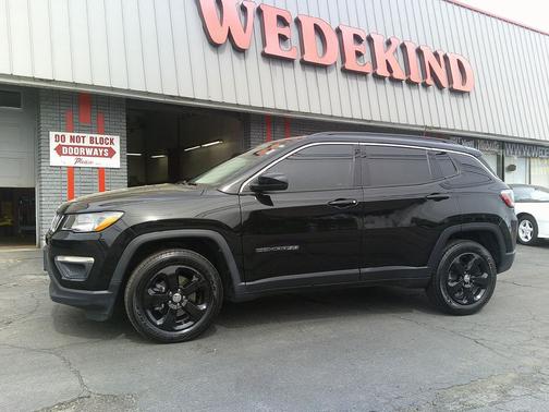 Diamond Black Crystal Pearlcoat 2023 Jeep Compass Limited