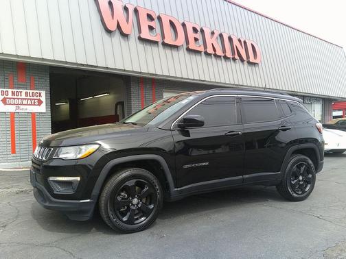 Diamond Black Crystal Pearlcoat 2023 Jeep Compass Limited