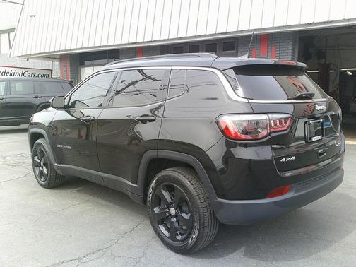 Diamond Black Crystal Pearlcoat 2023 Jeep Compass Limited