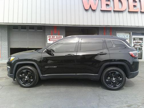 Diamond Black Crystal Pearlcoat 2023 Jeep Compass Limited