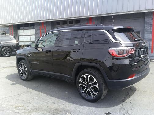 Diamond Black Crystal Pearlcoat 2023 Jeep Compass Limited