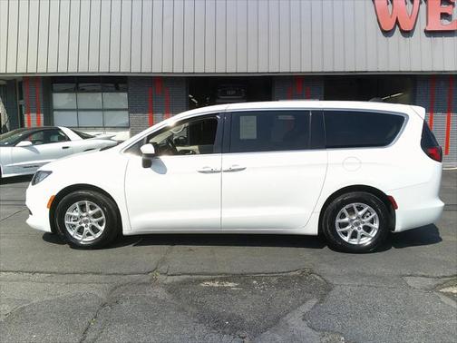 2022 Chrysler Voyager LX