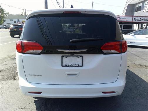 2022 Chrysler Voyager LX