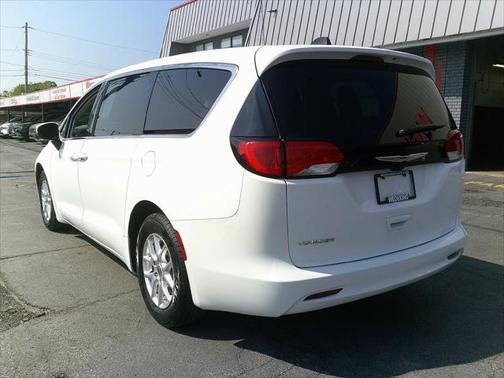 2022 Chrysler Voyager LX