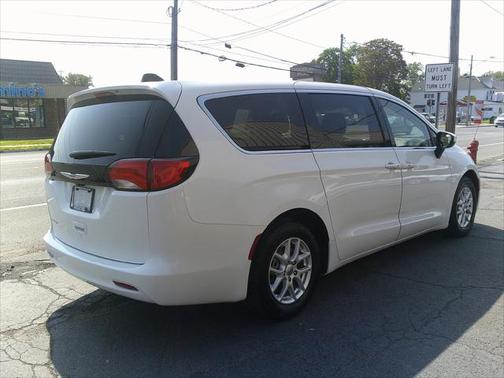 2022 Chrysler Voyager LX