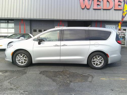 Silver Mist Clearcoat 2024 Chrysler Pacifica Touring L