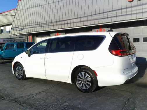 2024 Chrysler Pacifica Hybrid Select