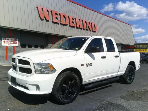 Brilliant Black Crystal Pearlcoat 2016 RAM 1500 Tradesman/Express