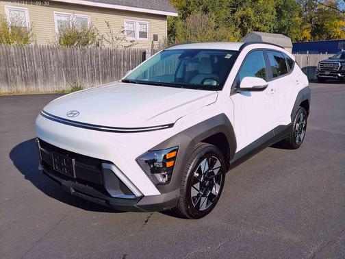Atlas White 2025 Hyundai KONA SEL